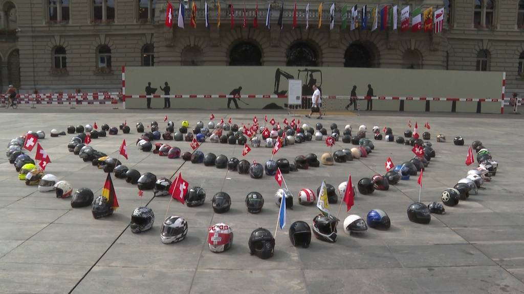 Töfffahrer kämpfen auf dem Bundesplatz für ihr Recht auf Lärm