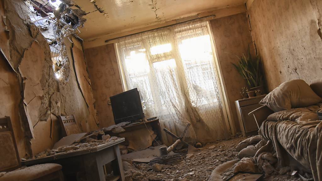 Eine unter Beschuss geraten Wohnung in Stepanakert. Foto: David Ghahramanyan/NKR InfoCenter PAN Photo/AP/dpa
