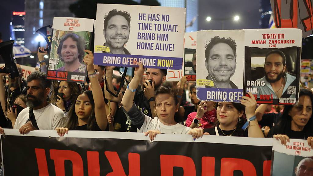 ARCHIV - Angehörige von Geiseln und ihre Unterstützer nehmen an einer Demonstration teil, bei der die israelische Regierung aufgefordert wird, ein Waffenstillstandsabkommen mit der Hamas zu unterzeichnen. Foto: Ilia Yefimovich/dpa