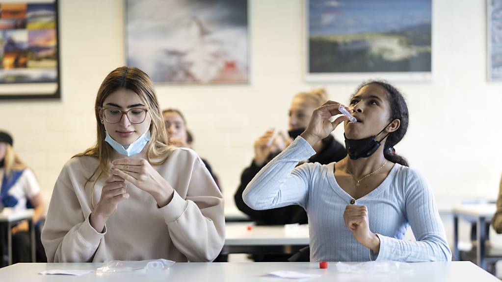 Schülerinnen testen sich auf das Coronavirus. Der oberste Schweizer Schulleiter Thomas Minder lehnt die vom Bund geforderten regelmässigen Massentests an Schulen ab. (Themenbild)