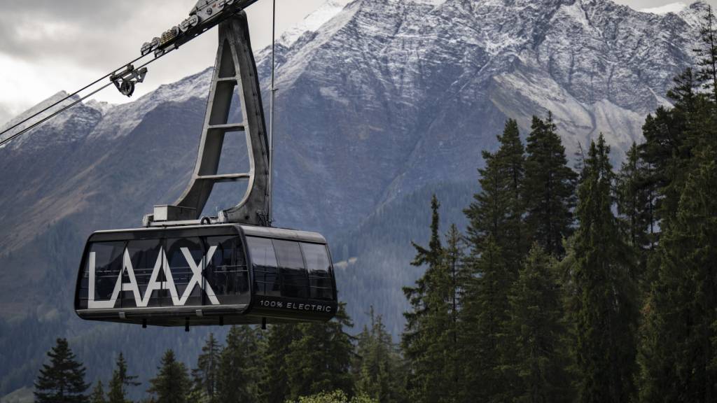 Die Gondelbahn auf den Crap Sogn Gion verlässt die Talstation. Die Gemeinden Flims, Laax und Falera wollen die touristische Infrastruktur am Berg von der Weissen Arena übernehmen.