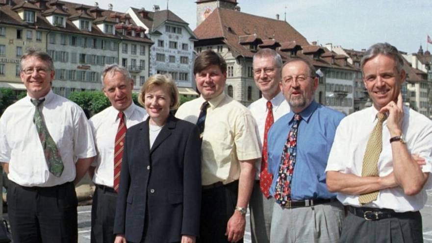 1999 wählte Luzern zum letzten Mal eine Kantonsregierung mit sieben Mitgliedern (von links nach rechts): Paul Huber (SP), Ulrich Fässler (LPL, heute FDP), Margrit Fischer-Willimann, Markus Dürr,  Kurt Meyer, Anton Schwingruber (alle CVP, heute Mitte), Max Pfister (LPL, heute FDP) (Archivaufnahme)