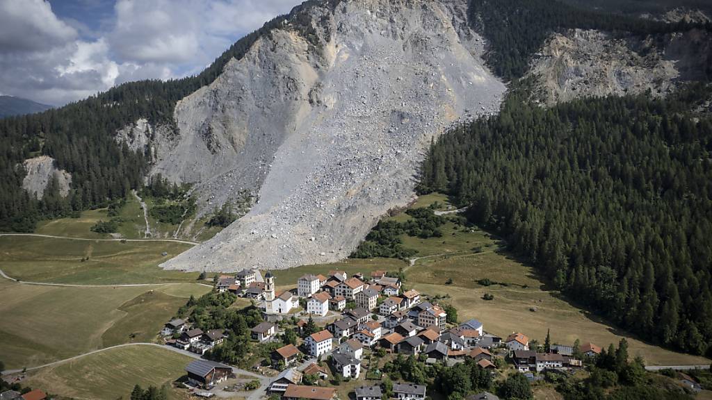 Brienz/Brinzauls ist nicht nur vom abbrechenden Fels über dem Dorf bedroht. Auch das Dorf selbst steht auf instabilem Gestein und rutscht in zunehmenden Tempo talwärts.