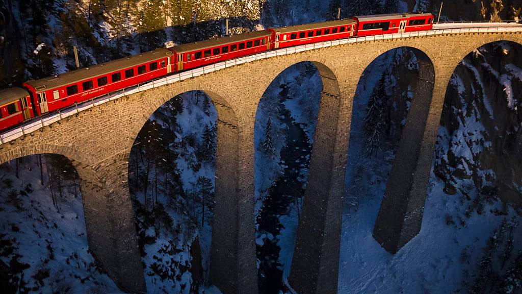 Die Rhätische Bahn generiert gemäss einer Studie Wertschöpfung in der ganzen Schweiz und nicht nur im Standortkanton Graubünden. (Archivbild)