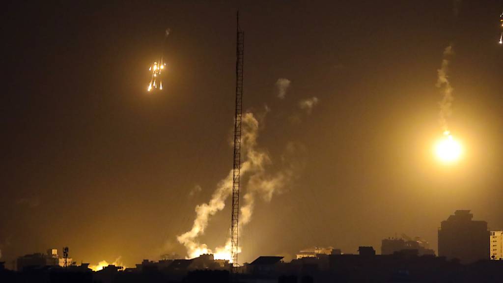 dpatopbilder - Leuchtraketen der israelischen Streitkräfte erhellen den Nachthimmel im nördlichen Gazastreifen. Foto: Abed Khaled/AP/dpa