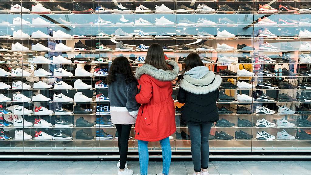 Der solide Konsum stützt die Schweizer Wirtschaft weiterhin. (Archivbild)