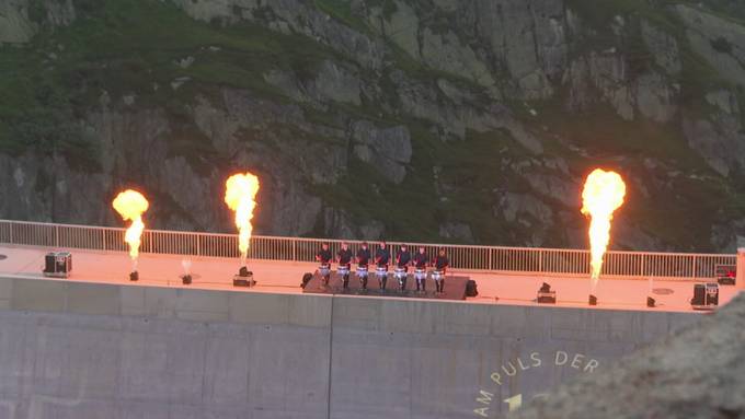 Neue Staumauer mit Pyros und Trommlern eingeweiht