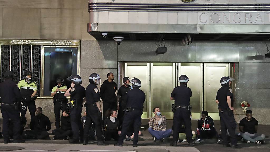 Polizisten verhaften eine Gruppe von Demonstranten an der Radio City Music Hall in New York.