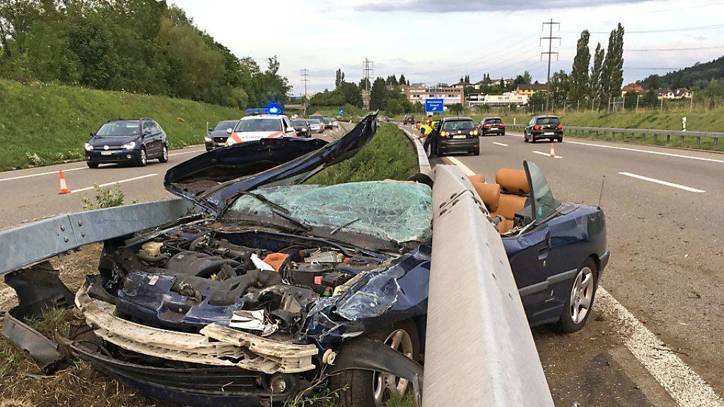 Nachdem ein alkoholisierter Autofahrer die Kontrolle über sein Fahrzeug auf der A1 bei Sirnach verloren hatte, prallte das Auto in die Mittelleitplanke. Der 28-jährige Lenker wurde verletzt.
