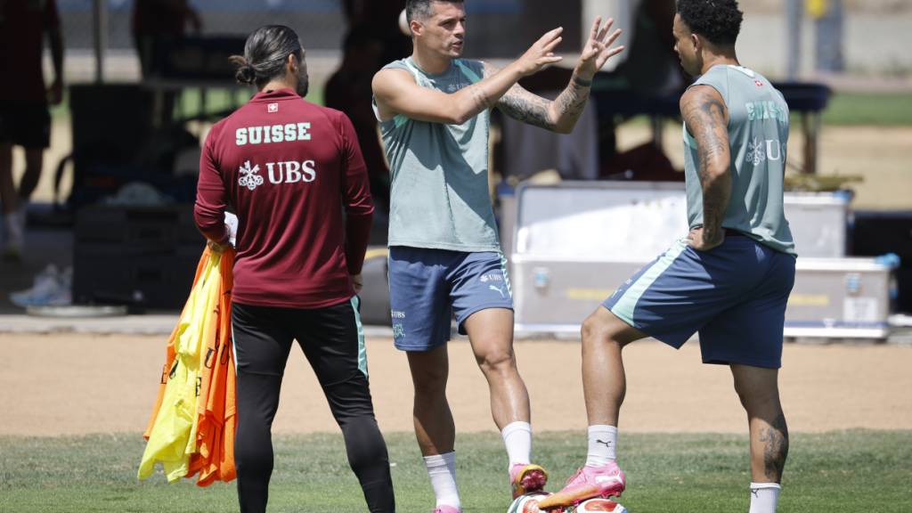 Feintuning vor dem Algerien-Match: Captain Granit Xhaka (Mitte) im Austausch mit Assistenzcoach Davide Callà (links) und Noah Okafor