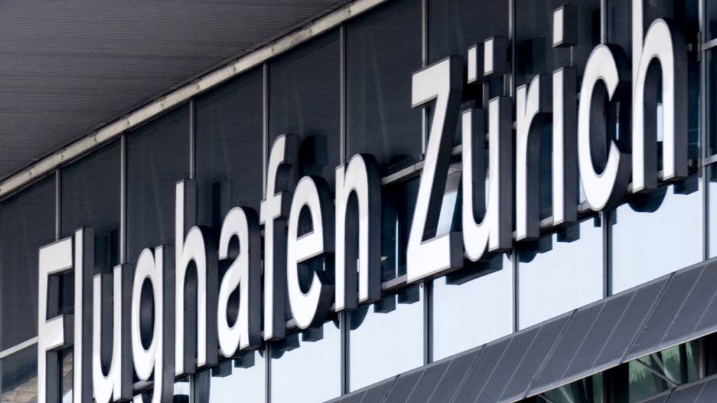Der Flughafen Zürich muss nicht detailliert offenlegen, welchen Parteien und Organisationen er in den vergangenen Jahren Geld spendete. Der Zürcher Kantonsrat hat einen Vorstoss mit dieser Forderung abgelehnt. (Symbolbild)