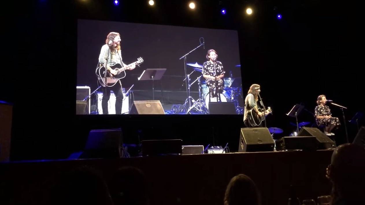 Dave Grohl begleitet seine Tochter Violet mit der Gitarre.