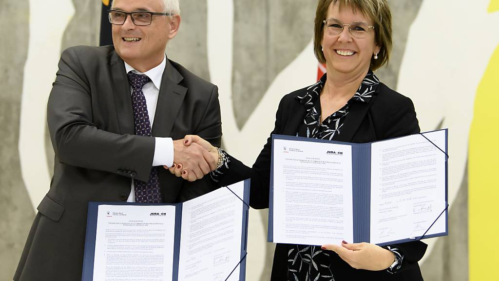 Der Berner Regierungsrat Pierre Alain Schnegg und seine jurassische Amtskollegin Nathalie Barthoulot mit der unterzeichneten Roadmap für Moutier.