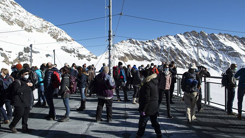 Touristen stehen auf der Aussischtsplattform Sphinx auf 3454 Meter über Meer: die Corona-Pandemie liess die Besucherzahlen auf dem Jungfraujoch einbrechen (Archivbild).