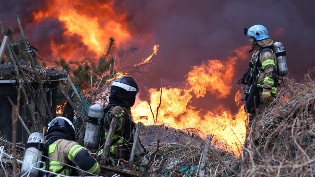 Feuerwehrleute arbeiten daran, einen Brand in Seoul, Südkorea, zu löschen. Foto: Choi Jin-seok/Newsis/dpa