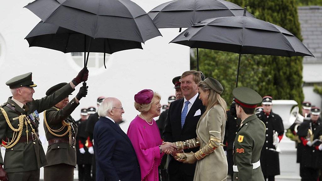 Empfang unterm Regenschirm: Irlands Präsident Michael Higgins (dritter von links) und seine Frau Sabina Coyne begrüssen das niederländische Königspaar Willem-Alexander und Máxima in Dublin.