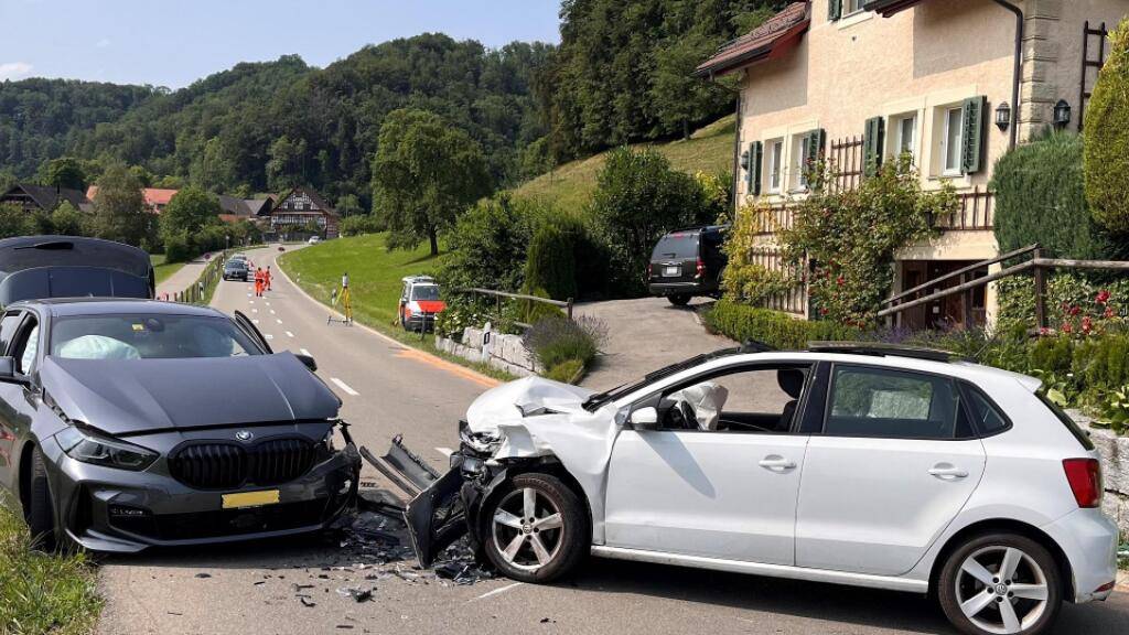 Beim Unfall in Hausen am Albis ZH war ein Auto aus unbekannten Gründen auf die Gegenspur geraten.