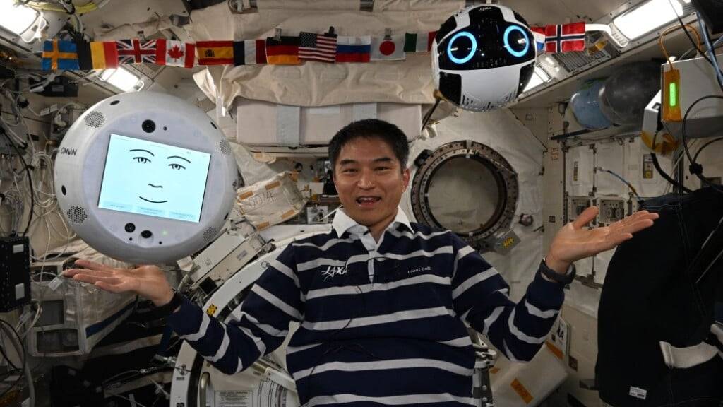 Der japanische Astronaut Takuya Onishi mit den Robotern Cimon und In-Ball2, mit denen er Versteck gespielt hat.
