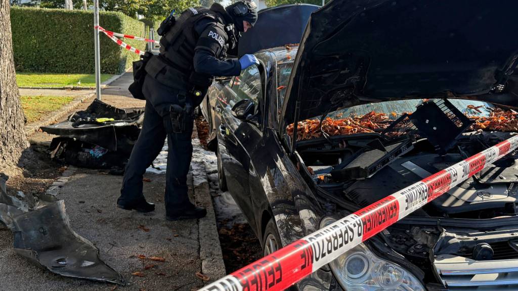 dpatopbilder - Ein Brand in einem Münchner Einfamilienhaus hat einen Großeinsatz von Polizei und Feuerwehr ausgelöst. Foto: Roland Freund/dpa
