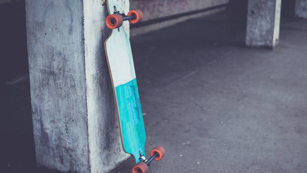 Longboards wurden am Mittwoch als Waffe zweckentfremdet. (Symbolbild)