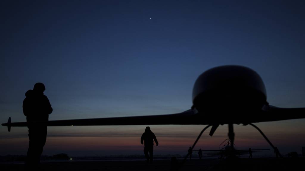 ARCHIV - Ukrainische Soldaten des Verteidigungsnachrichtendienstes bereiten den Start der Langstreckendrohne An-196 Ljutyj an einem ungenannten Ort in der Ukraine vor. (zu dpa: «Öllager in Russland nach stundenlangem Brand gelöscht») Foto: Evgeniy Maloletka/AP/dpa