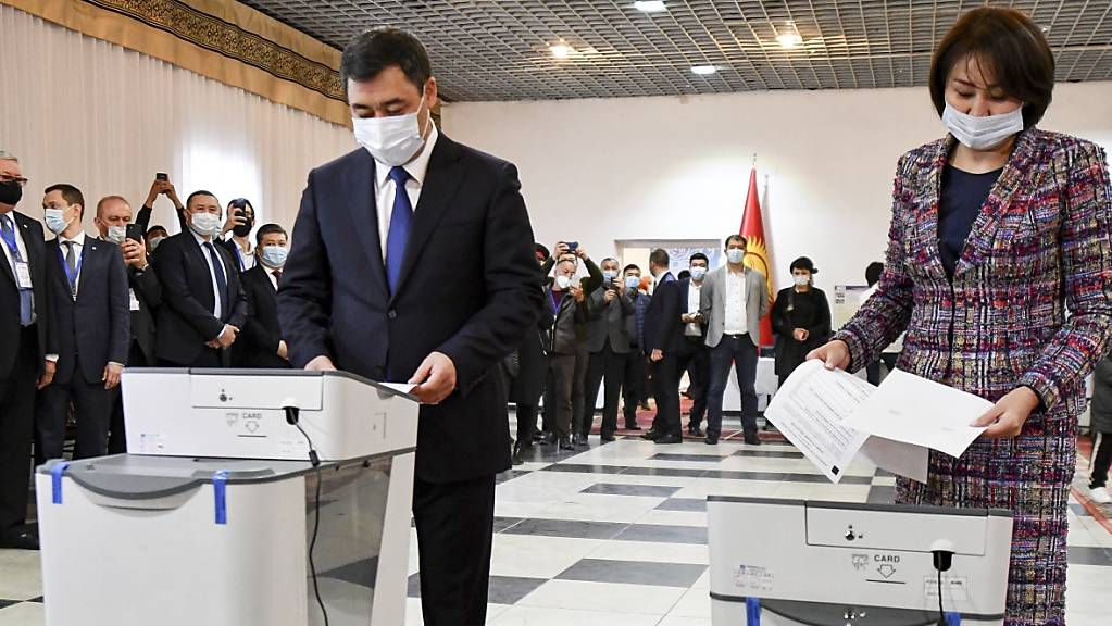 Sadyr Schaparow (l), Präsident von Kirgisistan, und seine Frau Aigul Asanbaeva geben während des Referendums ihre Stimmen in einem Wahllokal ab. Foto: Vladimir Voronin/AP/dpa