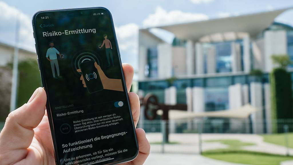 In Deutschland sind auch bei iPhones Lücken bei der Corona-Warn-App aufgetreten, nachdem zuvor bereits bei Geräten mit dem Betriebssystem Android Probleme festgestellt worden waren. (Archivbild)