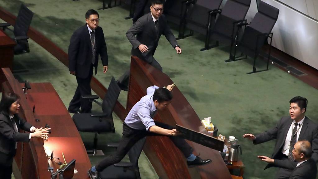 Chaotische Szenen im Hongkonger Stadtparlament: Prodemokratische Abgeordnete stören einen Auftritt von Regierungschefin Carrie Lam.