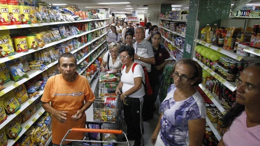 Weil in Venezuela die Supermärkte viele Produkte nicht mehr anbieten, nutzten am Wochenende tausende Bewohner die seltene Möglichkeit, in Kolumbien einzukaufen. Jetzt hat die Regierung angekündigt, die Produktion in einer Windelfabrik zu übernehmen. (Archivbild)