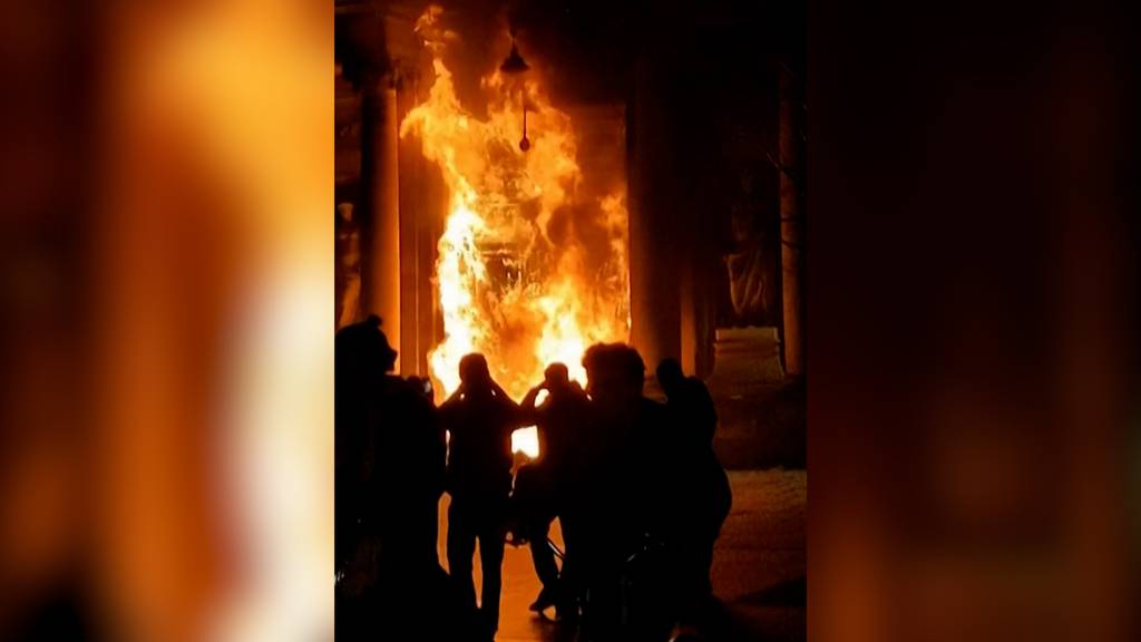 Protestierende stecken Rathaus in Brand und verletzen 150 Polizeibeamte 