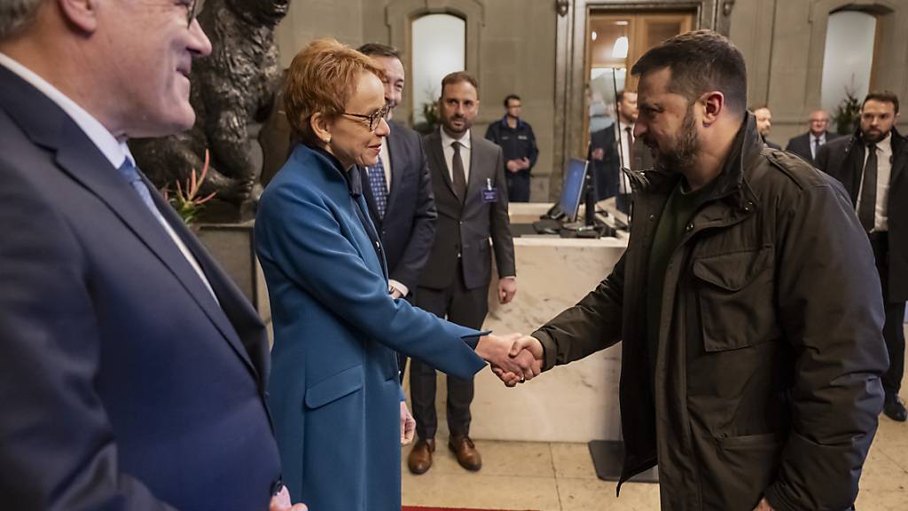 Ständeratspräsidentin Eva Herzog und Nationalratspräsident Eric Nussbaumer haben am Montag im Bundeshaus den ukrainischen Präsidenten Selenskyj empfangen.