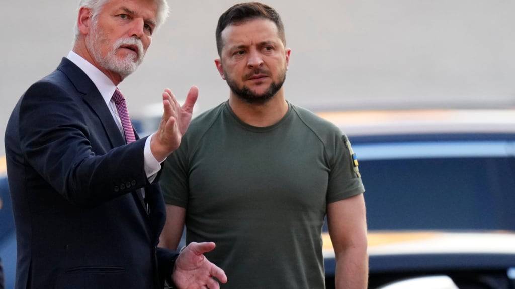 ARCHIV - Petr Pavel (links), Präsident der Tschechischen Republik, begrüßt seinen ukrainischen Amtskollegen Wolodymyr Selenskyj bei einem früheren Besuch im Juli 2023 auf der Prager Burg. Foto: Petr David Josek/AP/dpa/Archivbild