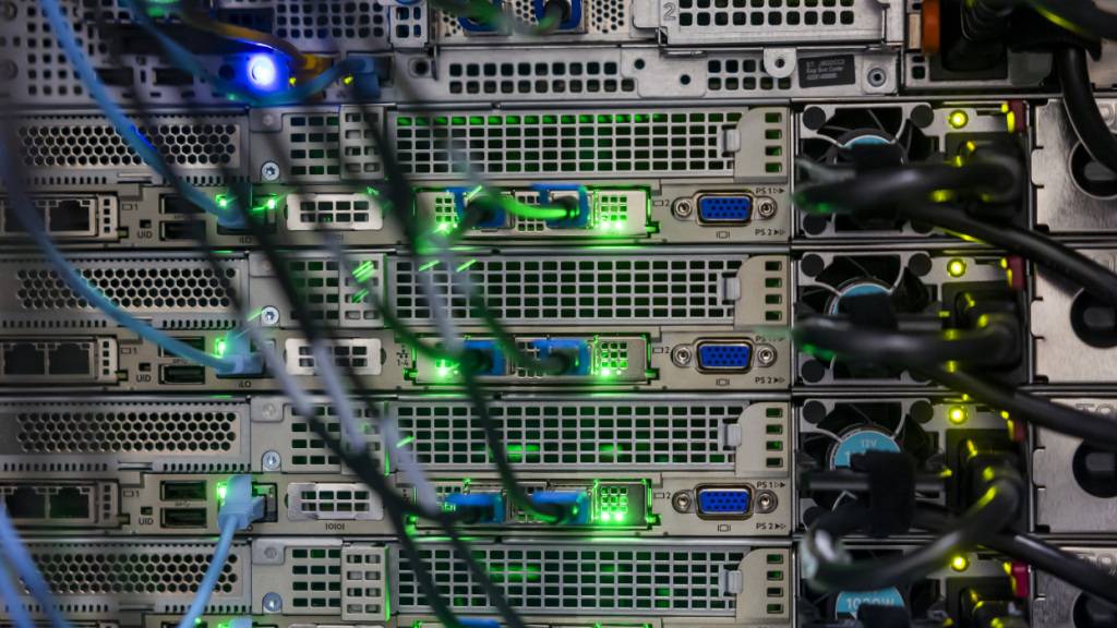 Rechenzentren in der Schweiz könnten laut einer Untersuchung unter anderem durch effizientere Kühlsysteme viel Strom sparen. (Archivbild)
