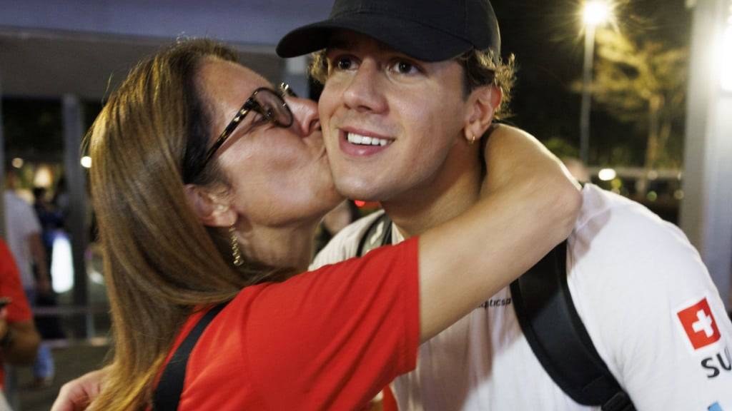 Noè Ponti wird nach dem erneuten Gewinn von WM-Silber von seiner Mutter beglückwünscht