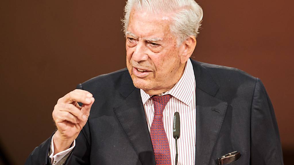 Der peruanische Schriftsteller und Literaturnobelpreisträger Mario Vargas Llosa spricht während der Eröffnung des Internationalen Literaturfestivals 2020 in Berlin. Foto: Annette Riedl/dpa