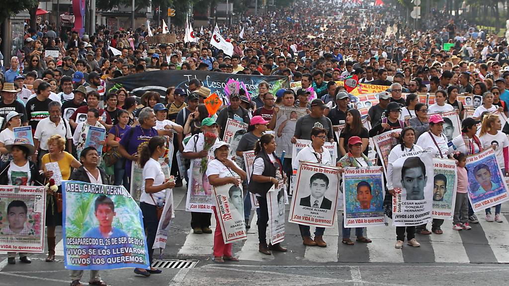In Mexiko haben Demonstranten am Donnerstag (Ortszeit) erneut die Aufklärung der Umstände von 43 verschwundenen Studenten vor fünf Jahren gefordert.