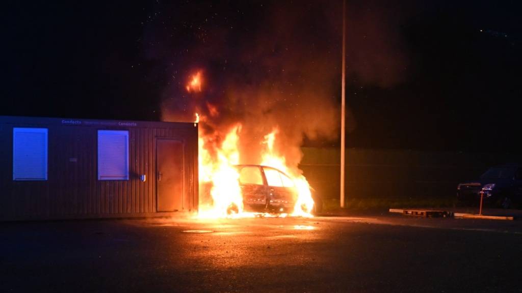 Unbekannte steckten auf einem Feuerwehr-Übungsgelände in Vaduz (FL) ein Fahrzeug in Brand.