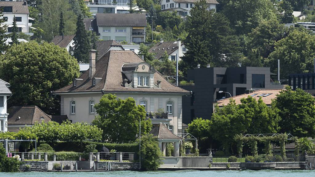 Der Seeuferweg sorgt seit Jahren für Diskussionen. Nun soll das Zürcher Stimmvolk entscheiden, ob der Seeuferweg mit Fertigstellungsdatum 2050 in die Verfassung kommen soll. Dafür müssten wohl Villenbesitzer enteignet werden. (Symbolbild)