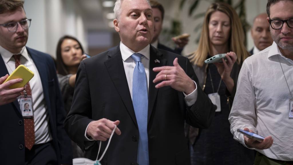Steve Scalise (M) spricht im US-Kapitol mit Reportern. Foto: J. Scott Applewhite/AP/dpa