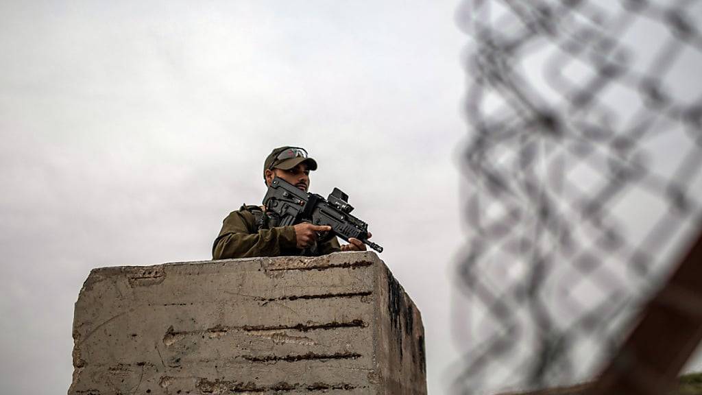 ARCHIV - Ein bewaffneter israelischer Soldat hält auf seinem Posten Wache. Foto: Ilia Yefimovich/dpa