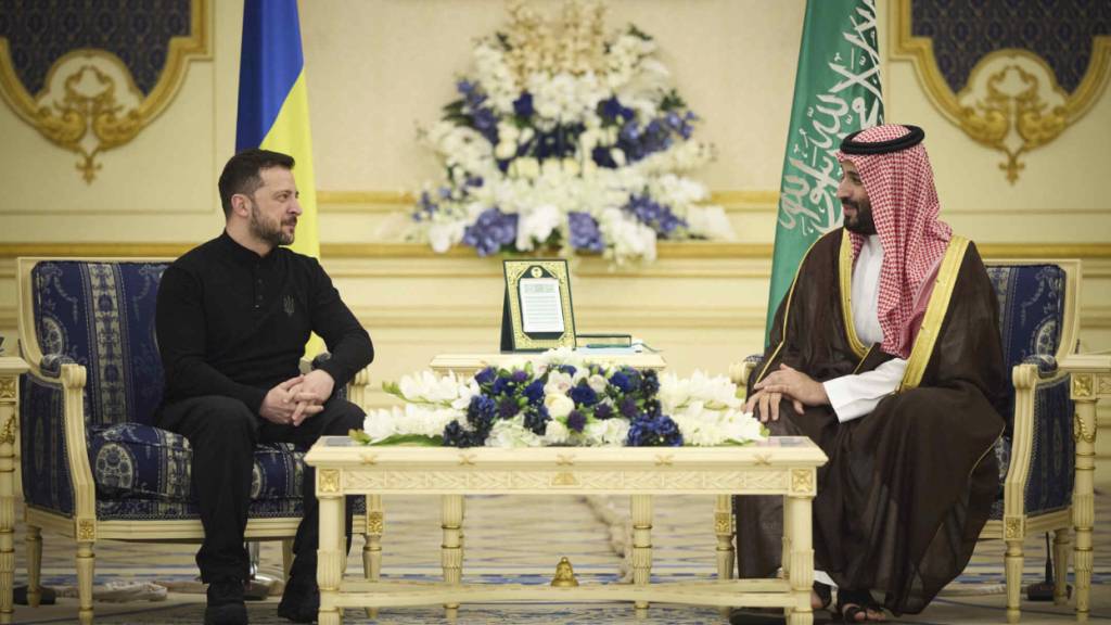 HANDOUT - Wolodymyr Selenskyj (l), Präsident der Ukraine, trifft den saudischen Kronprinzen Mohammed bin Salman im Königspalast in Dschidda, Saudi-Arabien. Foto: -/Ukrainian Presidential Press Office via AP/dpa/Archivbild - ACHTUNG: Nur zur redaktionellen Verwendung und nur mit vollständiger Nennung des vorstehenden Credits