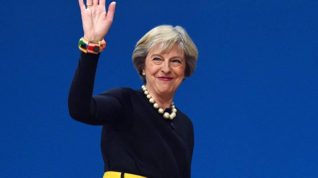 Die britische Premierministerin Theresa May hat erstmals einen Zeitplan für die Austrittsverhandlungen ihres Landes aus der EU umrissen. May sprach am Parteitag der Tories in Birmingham.