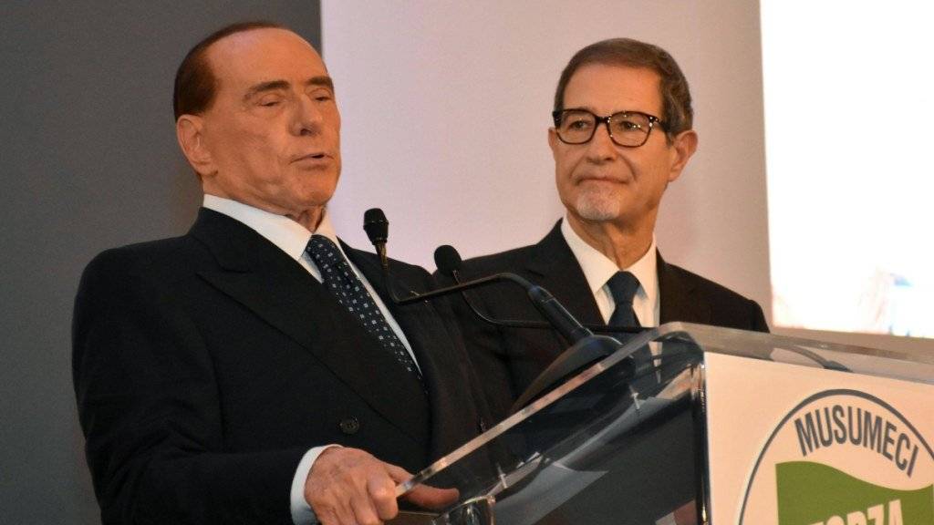 Nello Musumeci (rechts), ein Vertrauter von Italiens Ex-Premierminister Silvio Berlusconi (links), hat die Regionalwahl auf Sizilien gewonnen. Er kam auf fast 40 Prozent der Stimmen. (Archivbild)