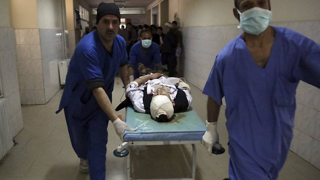 Nach den Explosionen in Kabul wurden Verletzte in die Notaufnahme eines Spital gebracht.
