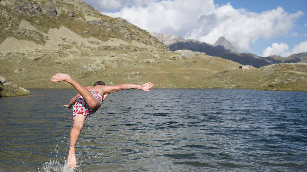 Auf dem Berninapass kann man auch das kühle Nass geniessen. (Bild: keystone)