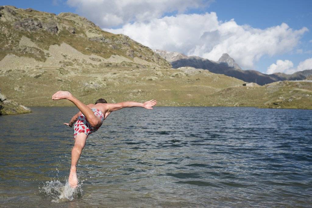 Auf dem Berninapass kann man auch das kühle Nass geniessen. (Bild: keystone)