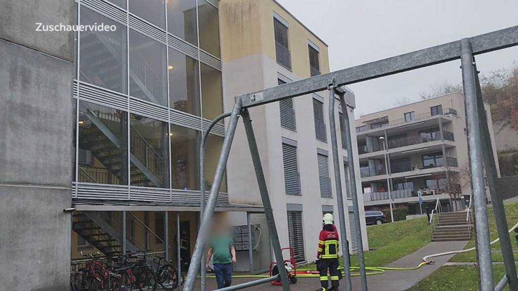 Tödliches Feuer: Bei einem Brand in einem Mehrfamilienhaus in Holderbank stirbt ein Mann