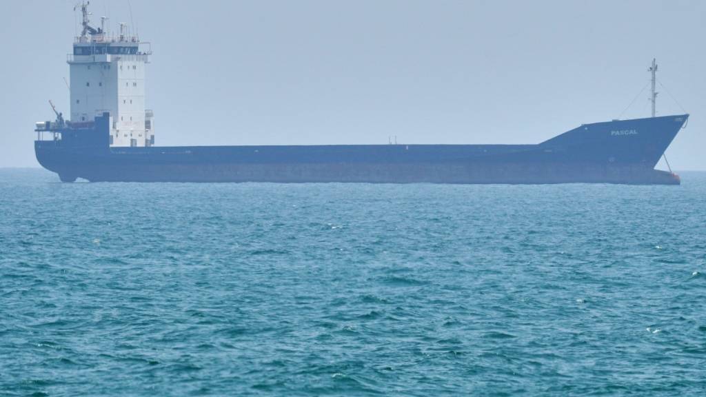 ARCHIV - Ein Tanker liegt in der Straße von Hormus vor der Küste der Insel Qeschm. Foto: Asghar Besharati/AP/dpa
