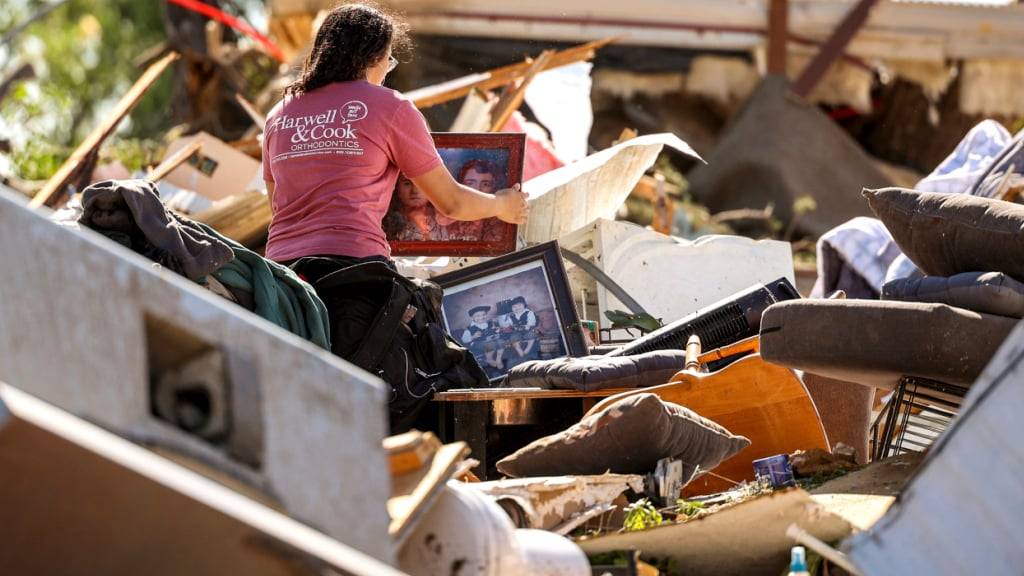 Trümmer nach Tornado: Swiss Re rechnet auch 2024 wieder mit überdurchschnittlich hohen versicherten Schäden durch Naturkatastrophen. (Archivbild)