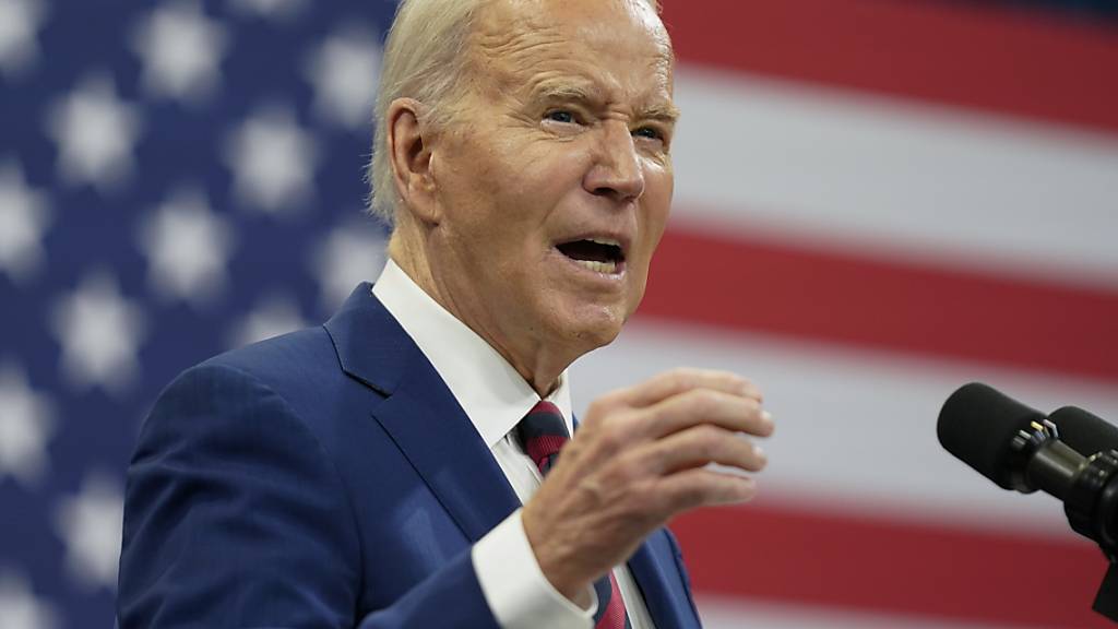 ARCHIV - Joe Biden, Präsident der USA, hält eine Rede während einer Wahlkampfveranstaltung mit US-Vizepräsidentin Harris. Foto: Stephanie Scarbrough/AP/dpa